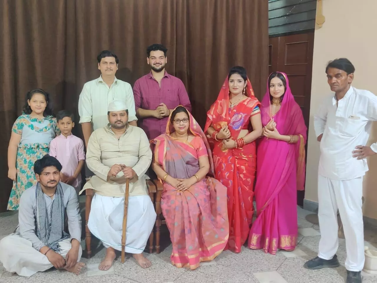 डॉ. विमला गुप्ता नाट्य मंच के कलाकारों ने गांधर्व संगीत महाविद्यालय में बड़े घर की बेटी का किया मंचन डॉ. विमला गुप्ता नाट्य मंच के कलाकारों ने गांधर्व संगीत महाविद्यालय में बड़े घर की बेटी का किया मंचन