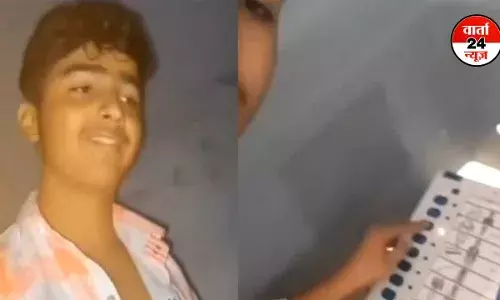 चौंकिए मत! एटा में एक किशोर ने 8 बार वोट डालकर खुद किया वीडियो वायरल, जानिए आगे क्या हुआ