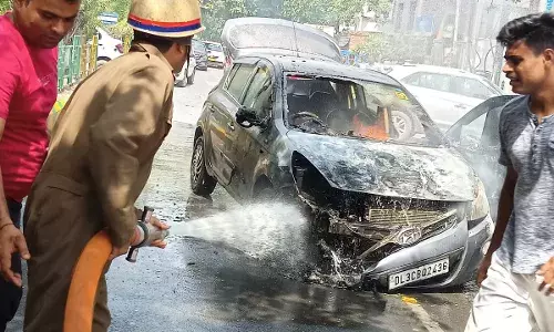 वैशाली के पास चलती कार में अचानक लगी आग, धू-धू कर जली