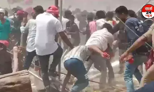 आजमगढ़ में अखिलेश की रैली में भगदड़, बेकाबू हुई भीड़, पुलिस ने की लाठी चार्ज आजमगढ़ में अखिलेश की रैली में भगदड़, बेकाबू हुई भीड़, पुलिस ने की लाठी चार्ज