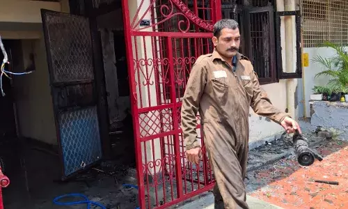 कमरे में लगी आग पर दमकल कर्मियों ने पाया काबू, लाखों का सामान जलकर राख