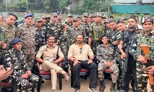 सेना के जवानों के साथ दिखे रोहित शेट्टी और अजय देवगन, पोस्ट पर जमकर कमेंट सेना के जवानों के साथ दिखे रोहित शेट्टी और अजय देवगन, पोस्ट पर जमकर कमेंट