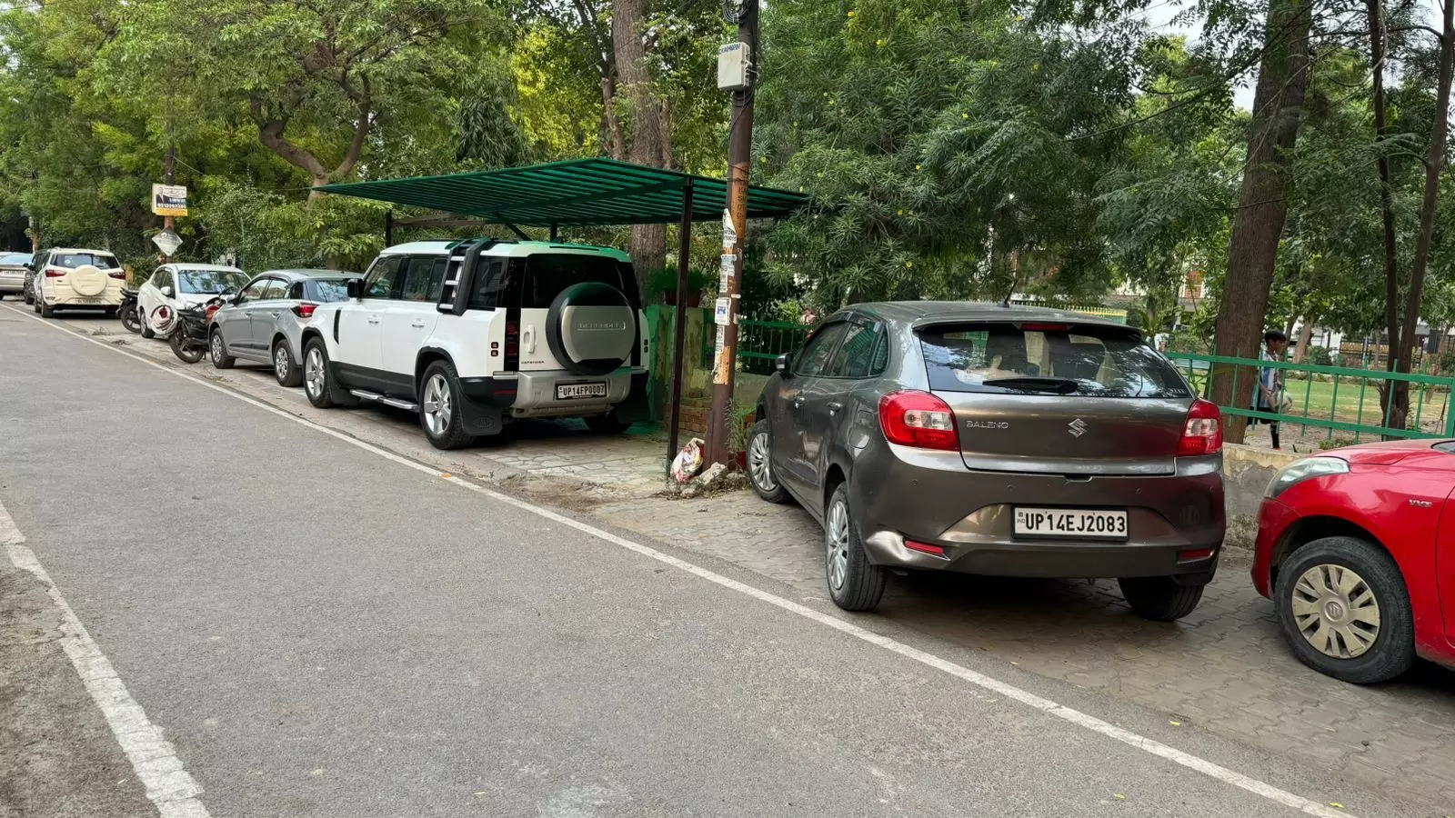 पार्षद ने वर्षों से पार्क में खड़ी की जा रही गाड़ियों को हटवाया, लगाया पार्क पर ताला पार्षद ने वर्षों से पार्क में खड़ी की जा रही गाड़ियों को हटवाया, लगाया पार्क पर ताला