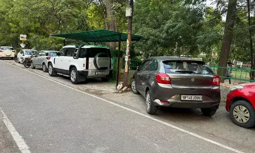 पार्षद ने वर्षों से पार्क में खड़ी की जा रही गाड़ियों को हटवाया, लगाया पार्क पर ताला