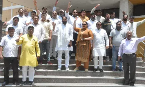 पार्षद सुधीर कुमार की गिरफ्तारी मामले में पार्षदों ने नगर निगम कार्यालय पर किया हंगामा, पुलिस के खिलाफ की नारेबाजी पार्षद सुधीर कुमार की गिरफ्तारी मामले में पार्षदों ने नगर निगम कार्यालय पर किया हंगामा, पुलिस के खिलाफ की नारेबाजी