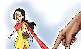 साप्ताहिक पैठ में सरेराह युवती का खींचा दुपट्टा, विरोध करने पर मोड़ा हाथ, दी धमकी