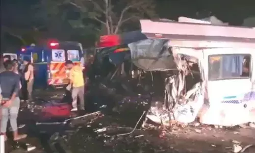 अंबाला-दिल्ली-जम्मू हाईवे पर बस-ट्रक की टक्कर में वैष्णो देवी जा रहे सात श्रद्धालुओं की मौत, 20 से अधिक घायल अंबाला-दिल्ली-जम्मू हाईवे पर बस-ट्रक की टक्कर में वैष्णो देवी जा रहे सात श्रद्धालुओं की मौत, 20 से अधिक घायल