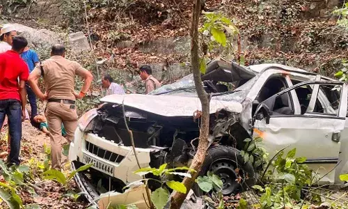 उत्तराखंड घूमने आये जायसवाल परिवार के साथ बड़ा हादसा, कार अनियंत्रित होकर खाई में गिरी, एक की मौत, 11 घायल