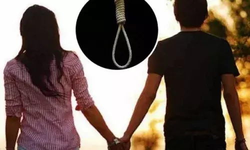 मैनपुरी में बबूल के पेड़ पर फंदे से लटककर प्रेमी युगल ने दी जान मैनपुरी में बबूल के पेड़ पर फंदे से लटककर प्रेमी युगल ने दी जान