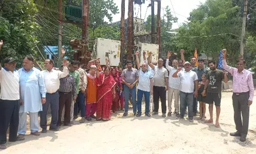 बिजली कटौती से परेशान रेजिडेंट्स का गुस्सा विद्युत विभाग पर फूटा बिजली कटौती से परेशान रेजिडेंट्स का गुस्सा विद्युत विभाग पर फूटा