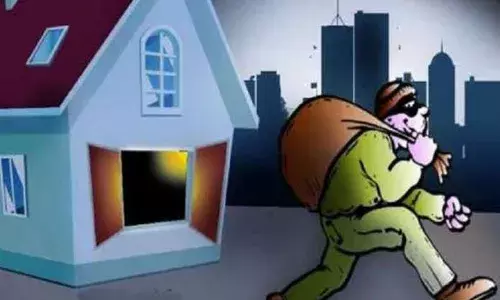 चोरों ने बंद घर में घुसकर लाखों की चोरी की चोरों ने बंद घर में घुसकर लाखों की चोरी की