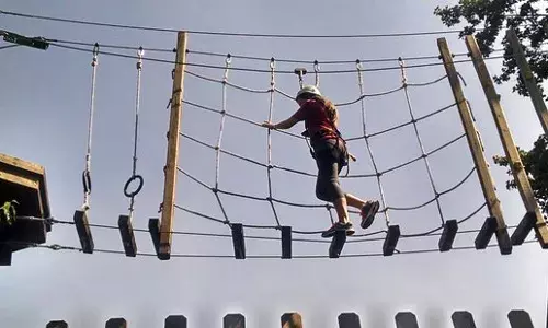 डीपीएस इंदिरापुरम में लगे एडवेंचर कैंप में स्कूली छात्रों ने साहसिक गतिविधियों में लिया भाग