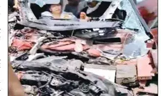 जाको राखे साइयां मार सके ना कोई... ट्रैक्टर ट्राली से टकराने के बाद कार बुरी तरह क्षतिग्रस्त हुई लेकिन बच गई मां बेटी जाको राखे साइयां मार सके ना कोई... ट्रैक्टर ट्राली से टकराने के बाद कार बुरी तरह क्षतिग्रस्त हुई लेकिन बच गई मां बेटी