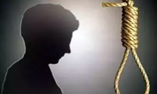 सालगिरह के दिन महिला ने फांसी लगाकर दी जान सालगिरह के दिन महिला ने फांसी लगाकर दी जान