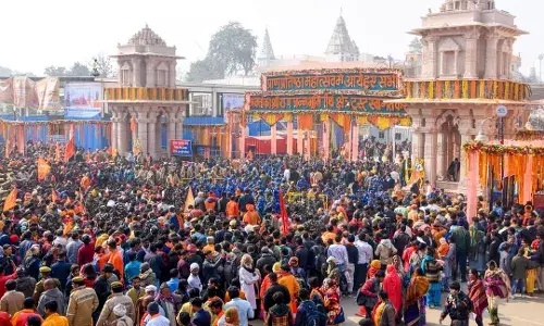 अयोध्या के रामलला दर्शन मार्ग में युवक को तमंचे के साथ दबोचा, सुरक्षाकर्मी सुरक्षा को लेकर हुए हाई अलर्ट अयोध्या के रामलला दर्शन मार्ग में युवक को तमंचे के साथ दबोचा, सुरक्षाकर्मी सुरक्षा को लेकर हुए हाई अलर्ट