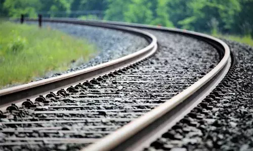 मुरादाबाद के भोजपुर इलाके में दर्दनाक हादसा, तीन बच्चों को ट्रेन के नीचे आने से बचाने के चलते युवक की हुई मौत मुरादाबाद के भोजपुर इलाके में दर्दनाक हादसा, तीन बच्चों को ट्रेन के नीचे आने से बचाने के चलते युवक की हुई मौत