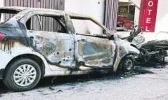 बिजली का तार टूट कर गिरने से  कार दो बाइक और स्कूटी में लगी आग