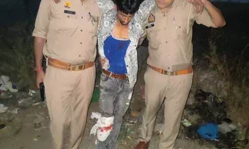 बाइक से भाग रहे चेन स्नैचर को पीछा कर पुलिस ने पैर में मारी गोली, घायल बदमाश को भेजा अस्पताल बाइक से भाग रहे चेन स्नैचर को पीछा कर पुलिस ने पैर में मारी गोली, घायल बदमाश को भेजा अस्पताल