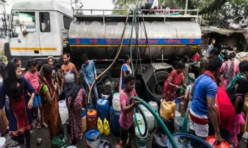 पानी पर पॉलटिक्स ! हरियाणा ने घटाई सप्लाई, भीषण गर्मी में दिल्ली के कई इलाकों में पानी की आपूर्ति ठप पानी पर पॉलटिक्स ! हरियाणा ने घटाई सप्लाई, भीषण गर्मी में दिल्ली के कई इलाकों में पानी की आपूर्ति ठप