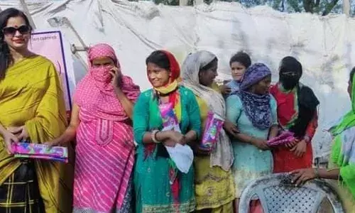 मासिक स्वच्छता दिवस पर जन मानव उत्थान समिति ने महिलाओं को सेनेटरी पैड देकर किया जागरूक मासिक स्वच्छता दिवस पर जन मानव उत्थान समिति ने महिलाओं को सेनेटरी पैड देकर किया जागरूक