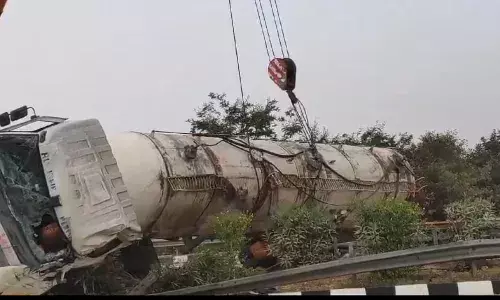 पेरिफेरल पर पलटा केमिकल का टैंकर, घास-फूस में लगी आग