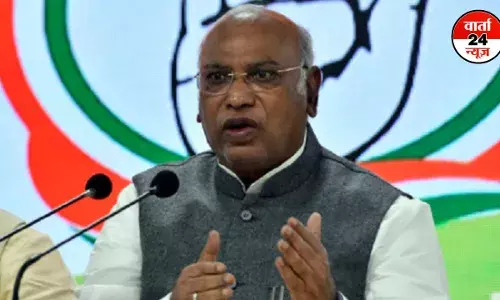 मोदी के महात्मा गांधी वाले बयान पर मल्लिकार्जुन खरगे ने प्रेस कांफ्रेंस करके पीएम को घेरा मोदी के महात्मा गांधी वाले बयान पर मल्लिकार्जुन खरगे ने प्रेस कांफ्रेंस करके पीएम को घेरा