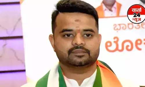 प्रज्वल रेवन्ना 34 दिन बाद जर्मनी से लौटे बेंगलुरु, SIT ने किया अरेस्ट,आज कोर्ट में पेशी प्रज्वल रेवन्ना 34 दिन बाद जर्मनी से लौटे बेंगलुरु, SIT ने किया अरेस्ट,आज कोर्ट में पेशी