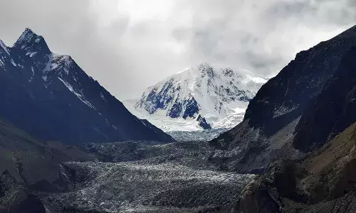 प्रचंड गर्मी के कारण तेजी से पिघल रहे ग्लेशियर, बढ़ने लगा नदियों का जलस्तर प्रचंड गर्मी के कारण तेजी से पिघल रहे ग्लेशियर, बढ़ने लगा नदियों का जलस्तर