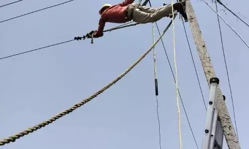 भीषण गर्मी के बीच बिजली कटौती ने लोगों की परेशानी बढ़ाई, किया हंगामा भीषण गर्मी के बीच बिजली कटौती ने लोगों की परेशानी बढ़ाई, किया हंगामा