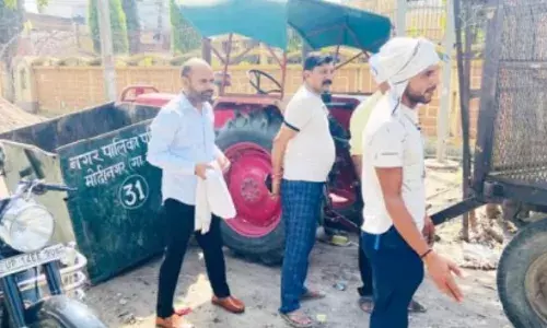 बिजली कटौती से परेशान मोदीनगरवासी, विद्युत कर्मियों को बंधक बनाकर किया प्रदर्शन बिजली कटौती से परेशान मोदीनगरवासी, विद्युत कर्मियों को बंधक बनाकर किया प्रदर्शन