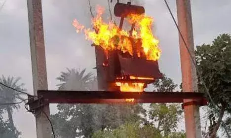 ओवरलोड के चलते ट्रांसफॉर्मरों में आग लगने की बढ़ी घटनाएं ओवरलोड के चलते ट्रांसफॉर्मरों में आग लगने की बढ़ी घटनाएं