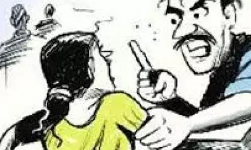 पड़ोसी दंपति पर महिला ने लगाया छेड़छाड़ और धमकी देने का आरोप