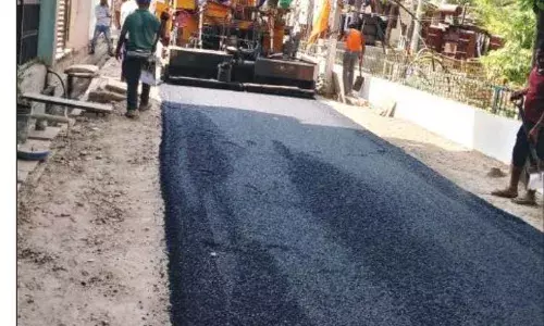 रेजिडेंट की मेहनत लाई रंग, वसुंधरा सेक्टर 1 में सड़क बनना शुरू