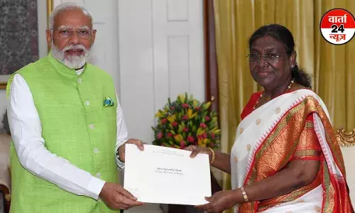 नरेंद्र मोदी ने प्रधानमंत्री पद से दिया इस्तीफा,नई सरकार बनने तक पद पर बने रहेंगे नरेंद्र मोदी ने प्रधानमंत्री पद से दिया इस्तीफा,नई सरकार बनने तक पद पर बने रहेंगे