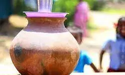 नगर निगम रेड लाइट सिग्नल पर रखवा रहा है मटके और लगा रहा है तिरपाल नगर निगम रेड लाइट सिग्नल पर रखवा रहा है मटके और लगा रहा है तिरपाल