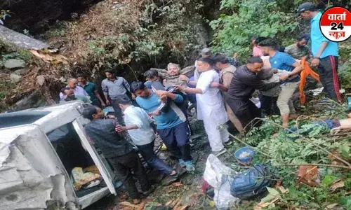 100 फीट खाई में जा गिरी सवारी गाड़ी, 6 की मौत, 7 घायल