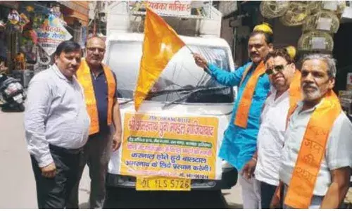 उद्योग व्यापार मंडल के जिला अध्यक्ष ने हरी झंडी दिखाकर भंडारे की सामग्री को अमरनाथ भेजा