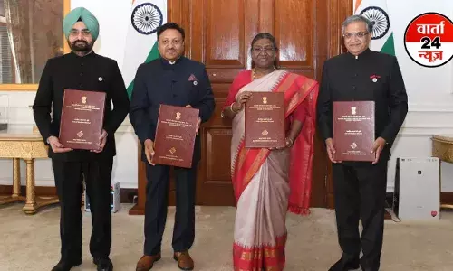 चुनाव आयोग ने राष्ट्रपति मुर्मु को सौंपी नवनिर्वाचित लोकसभा सांसदों की लिस्ट चुनाव आयोग ने राष्ट्रपति मुर्मु को सौंपी नवनिर्वाचित लोकसभा सांसदों की लिस्ट