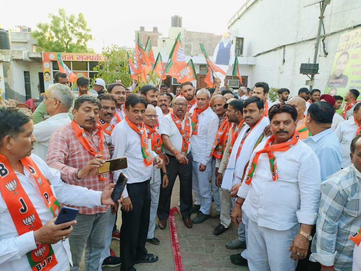 नरेन्द्र मोदी को प्रधानमंत्री के पद पर शपथ लेने पर कैबिनेट मंत्री के कार्यालय पर मनाया जश्न