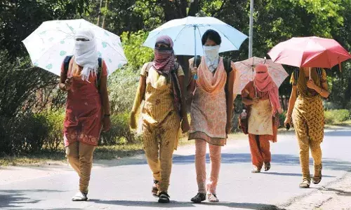 उत्तर प्रदेश में भीषण गर्मी के चलते मौसम विभाग ने ऑरेंज अलर्ट किया जारी उत्तर प्रदेश में भीषण गर्मी के चलते मौसम विभाग ने ऑरेंज अलर्ट किया जारी