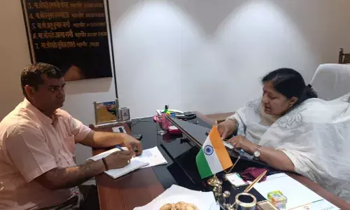 नगर निगम की सीवर लाइन एवं नाले में डाल रहे अवैध रूप से पानी