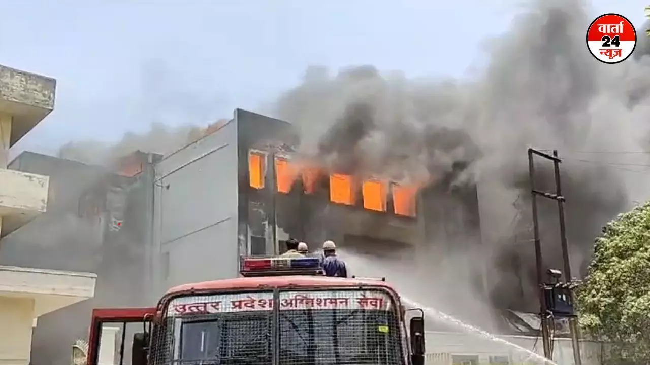 गाजियाबाद के लोनी में तीन फैक्ट्री में लगी भीषण आग, दमकल की 15 से अधिक गाड़ियां आग बुझाने में जुटीं गाजियाबाद के लोनी में तीन फैक्ट्री में लगी भीषण आग, दमकल की 15 से अधिक गाड़ियां आग बुझाने में जुटीं