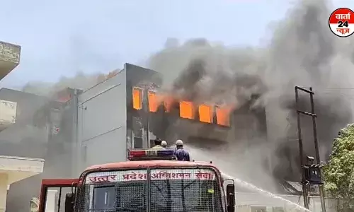 गाजियाबाद के लोनी में तीन फैक्ट्री में लगी भीषण आग, दमकल की 15 से अधिक गाड़ियां आग बुझाने में जुटीं