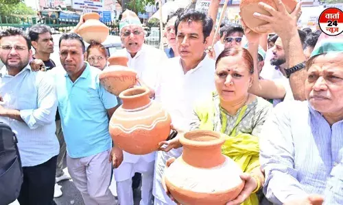 दिल्ली में जल सकंट को लेकर कांग्रेस ने किया प्रदर्शन, दिल्ली सरकार पर टैंकर माफिया के साथ मिलीभगत का आरोप दिल्ली में जल सकंट को लेकर कांग्रेस ने किया प्रदर्शन, दिल्ली सरकार पर टैंकर माफिया के साथ मिलीभगत का आरोप