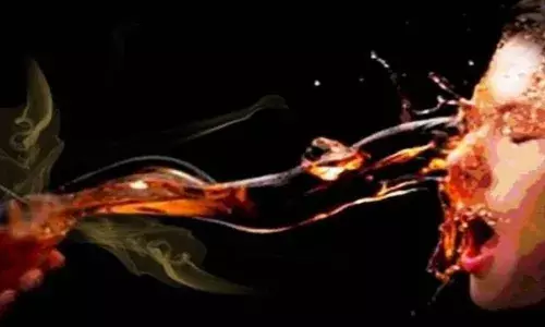 शादी से इन्कार करने पर युवती पर तेजाब फेंकने की धमकी दे रहा युवक शादी से इन्कार करने पर युवती पर तेजाब फेंकने की धमकी दे रहा युवक