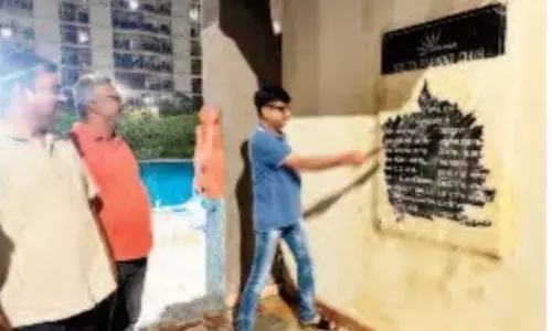 शिलान्यास के पत्थर पर चला दिया हथौड़ा शिलान्यास के पत्थर पर चला दिया हथौड़ा