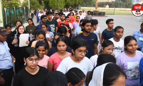 यूजी री-एग्जाम में कुल 1563 में से 813 उम्मीदवार ही हुए शामिल