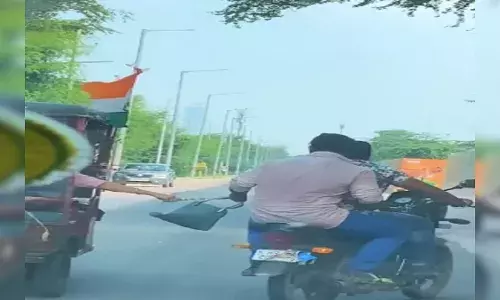 ई-रिक्शा चालक से मोबाइल लूटकर भाग रहे दो बदमाश को लोगों ने किया धुनाई ई-रिक्शा चालक से मोबाइल लूटकर भाग रहे दो बदमाश को लोगों ने किया धुनाई