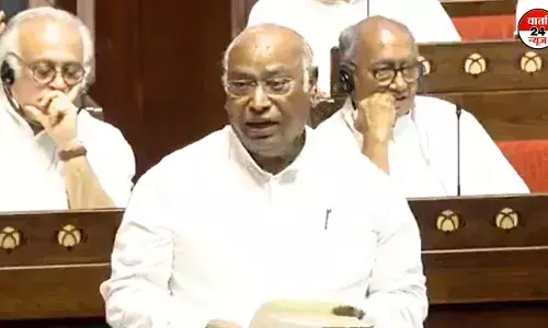 मल्लिकार्जुन खरगे ने पीएम मोदी पर निशाना साधा! कहा- हम पेपर लीक की बात करते हैं तो मोदी जी मंगलसूत्र की बात करते हैं मल्लिकार्जुन खरगे ने पीएम मोदी पर निशाना साधा! कहा- हम पेपर लीक की बात करते हैं तो मोदी जी मंगलसूत्र की बात करते हैं