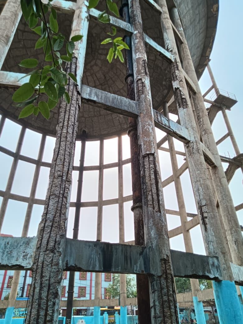 शालीमार गार्डन एक्सटेंशन 2 में जर्जर पानी की टंकी कभी भी गिर सकती है!